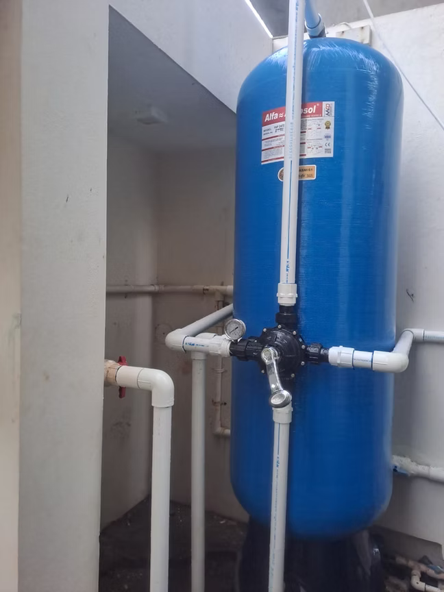 Twin-tank system with indoor plumbing installation
