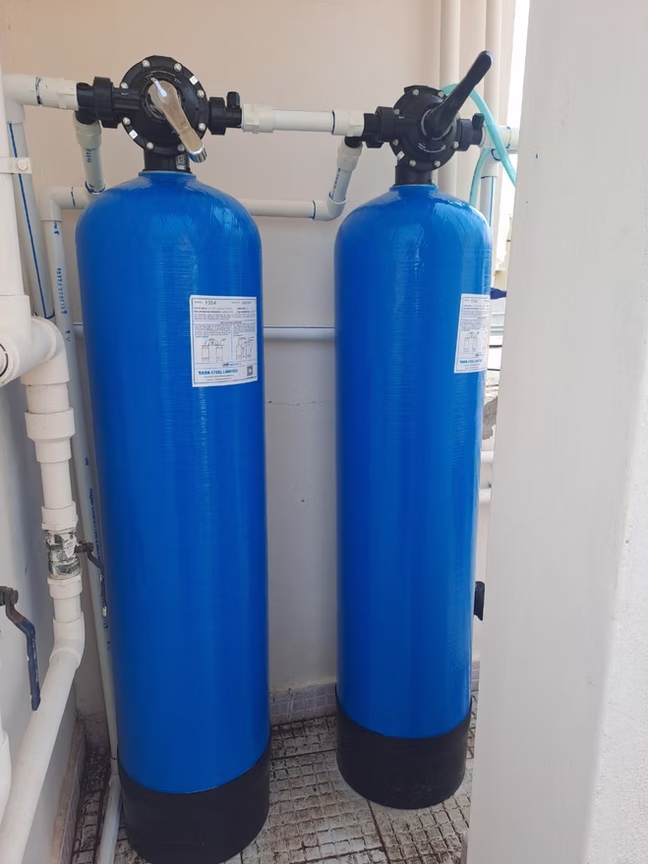Twin-tank system mounted on a wall
