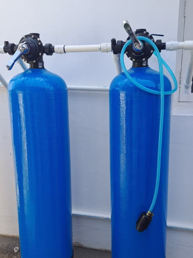 Twin-tank softener system with connected tubing